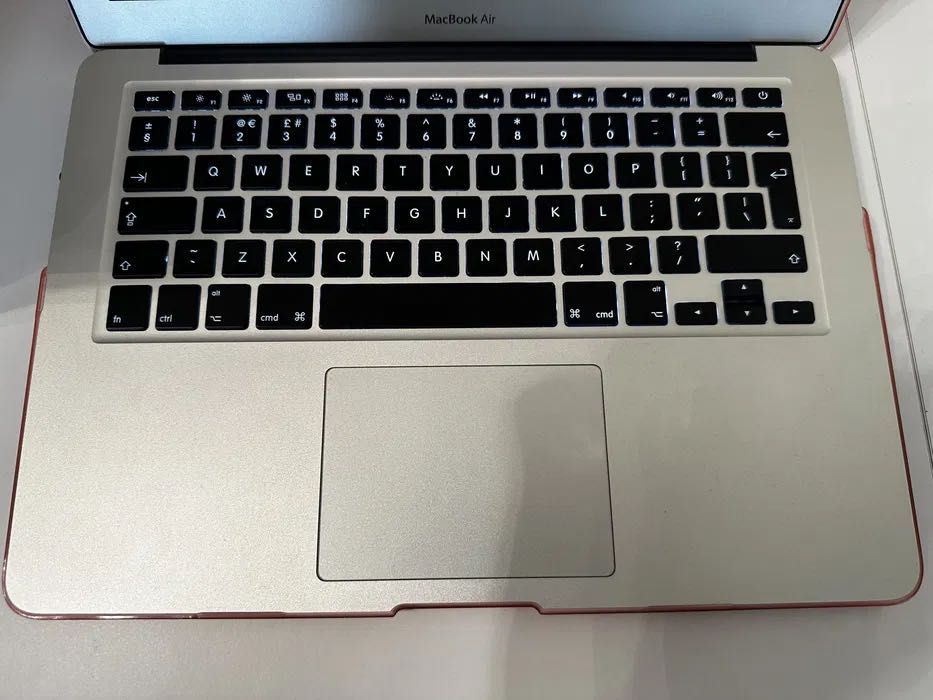 Продавам Apple Macbook Air 13.3 (i5, 8GB, 128GB)+аксесоари