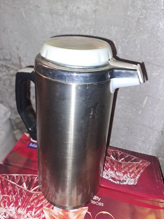 Термуси различни от които единият професионален.