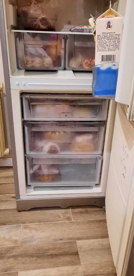 Холодильник Ariston б/у, в отличном состоянии