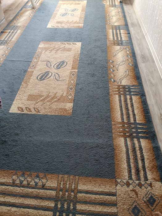 Ковер б/у в хорошем качестве.