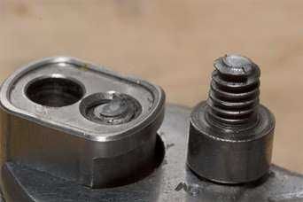 Высверливаю заломы - сломанные болты, шпильки - токарь