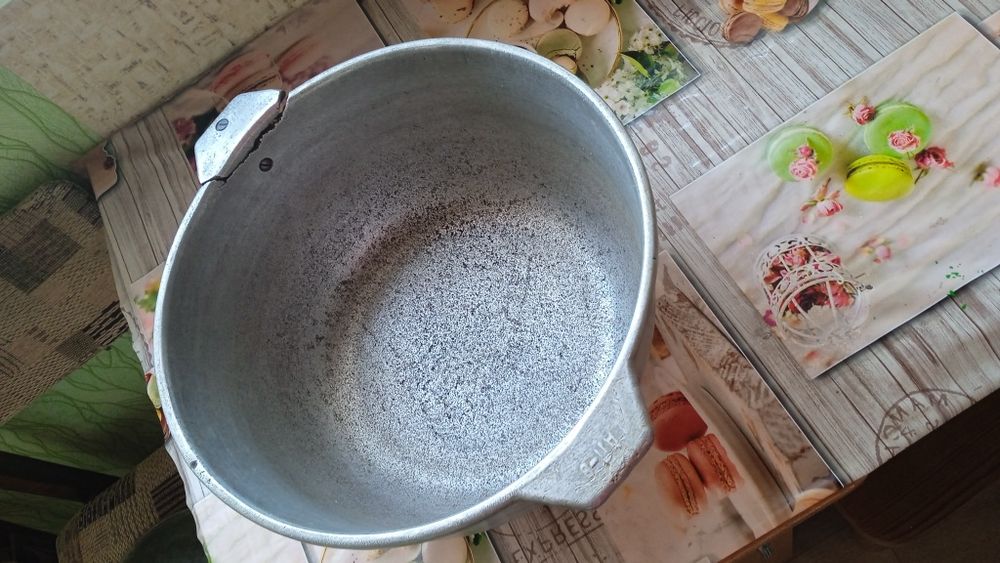 Казаны . Посуда чугунная