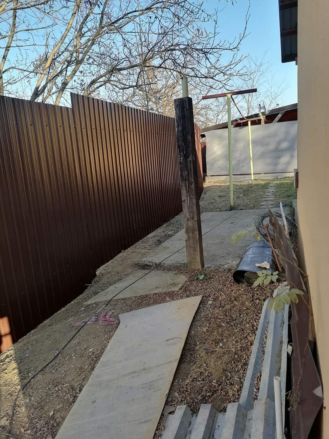 Construim garduri din sipca metalica, panou jaluzele, tabla, plasa BCA