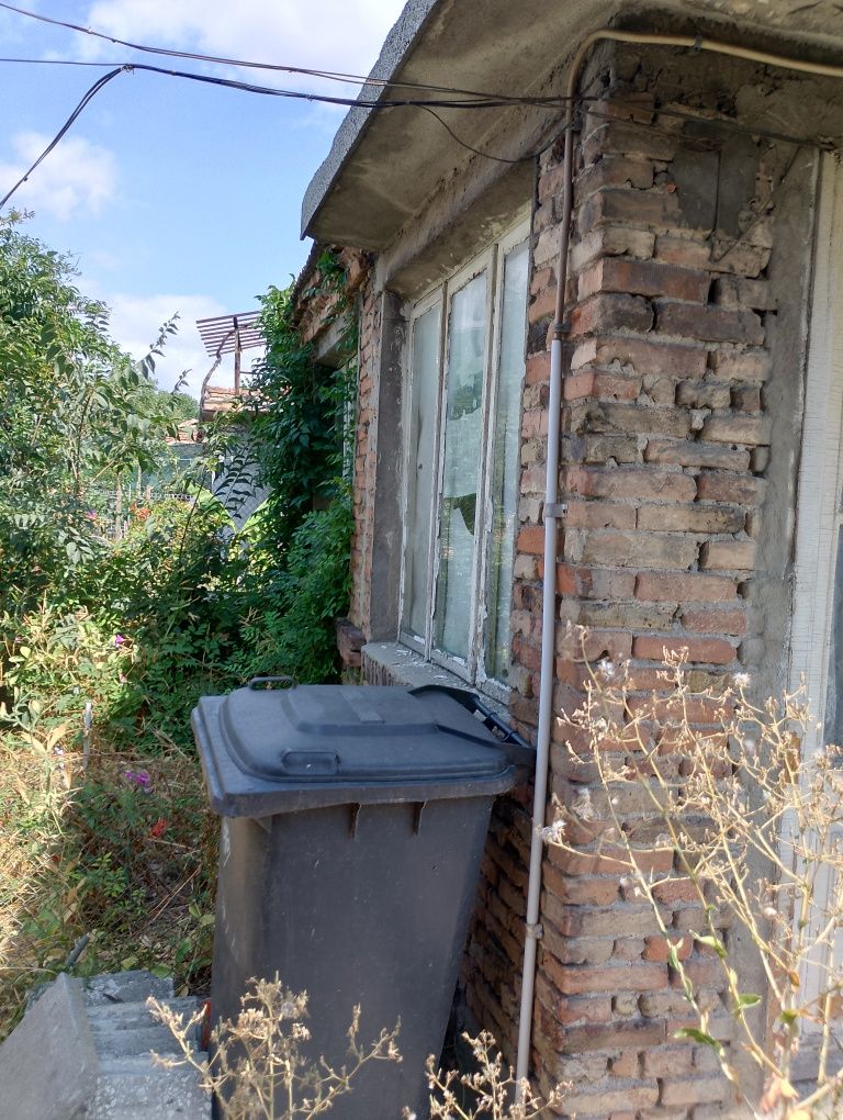 Продавам къща с двор