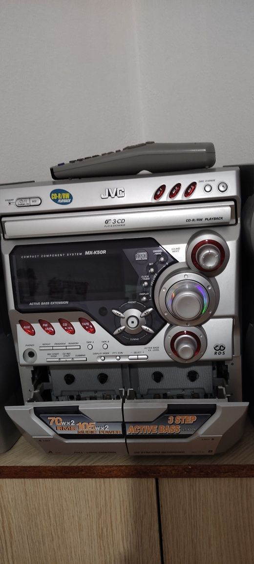 Напълно функционална уредба с две колони на JVC