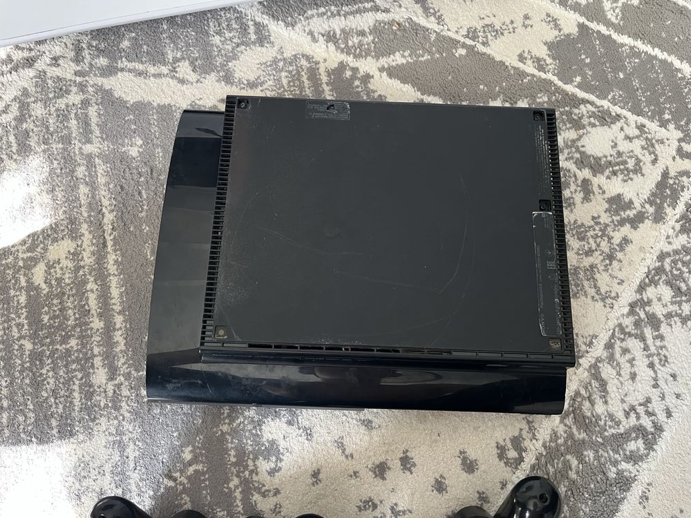 PlayStation 3 Super Slim + 2 controllers