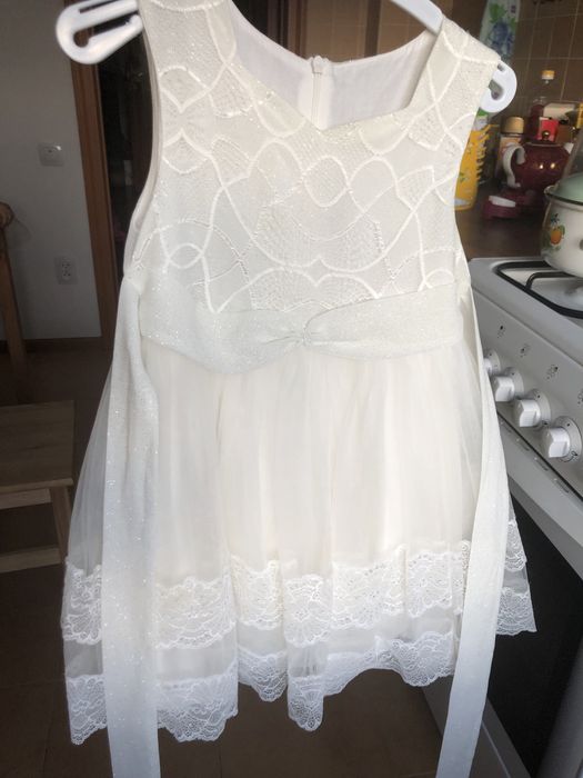 Продам нарядное платье с блестками ддя девочки на возраст 5-6 лет.