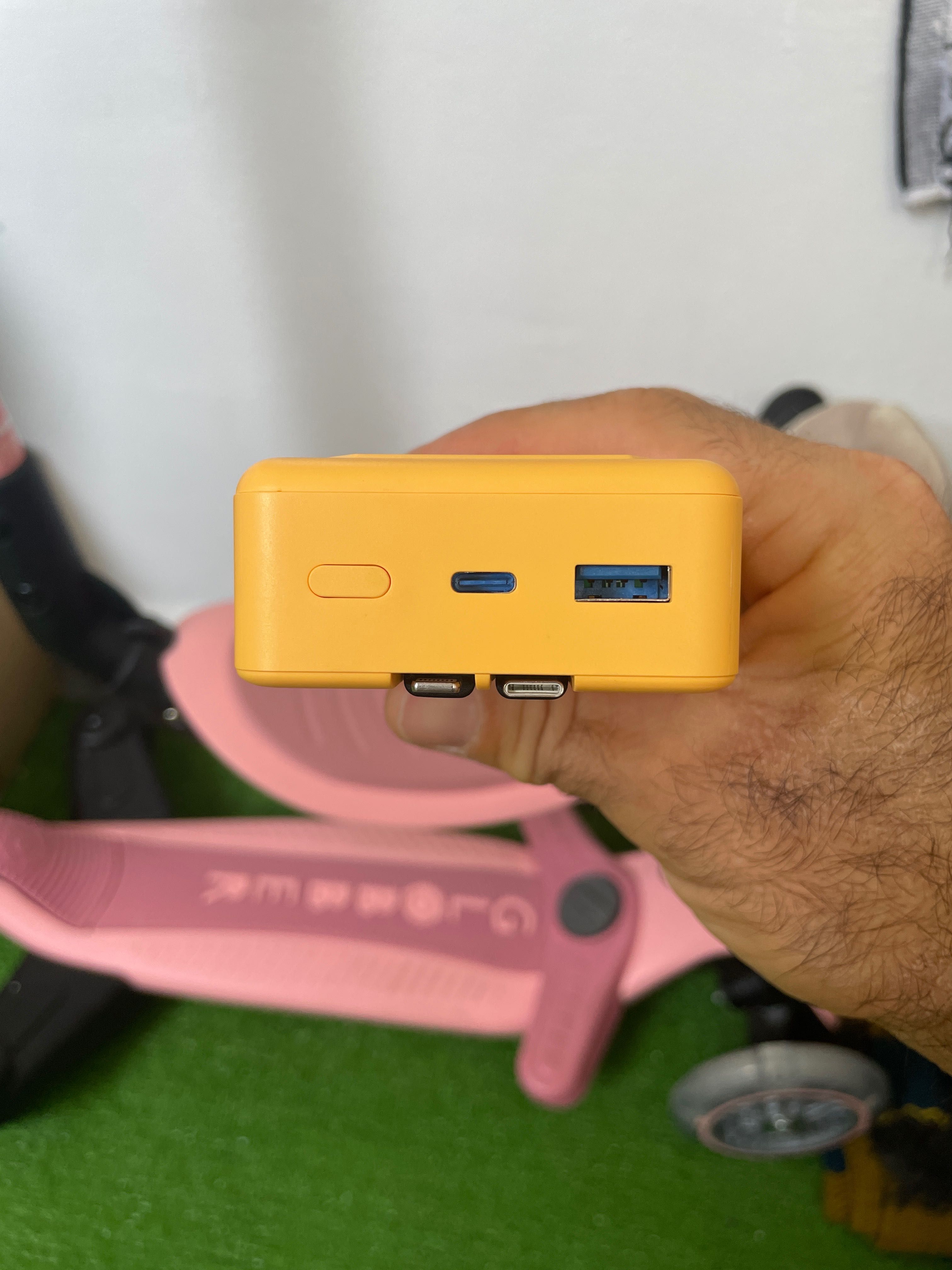 Външна батерия 20000mah,fast charge,2 вградени кабела,красива и удобна