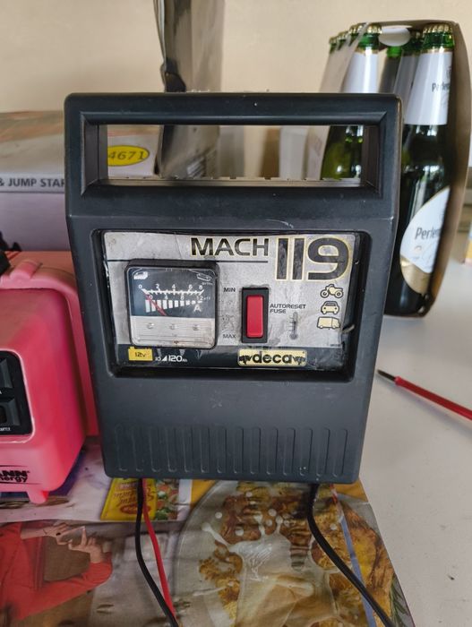 Încărcător baterii auto