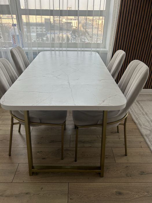 Стол со стульями