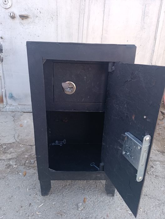 Продается сейф отличный