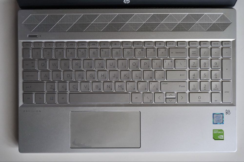 Продавам HP Pavilion 15-cs0006nu