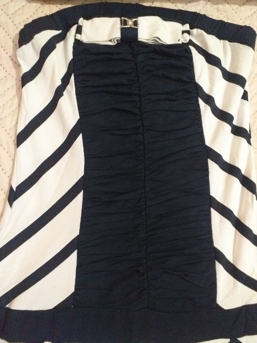 Дълга лятна рокля в бяло и тъмно-сини райета