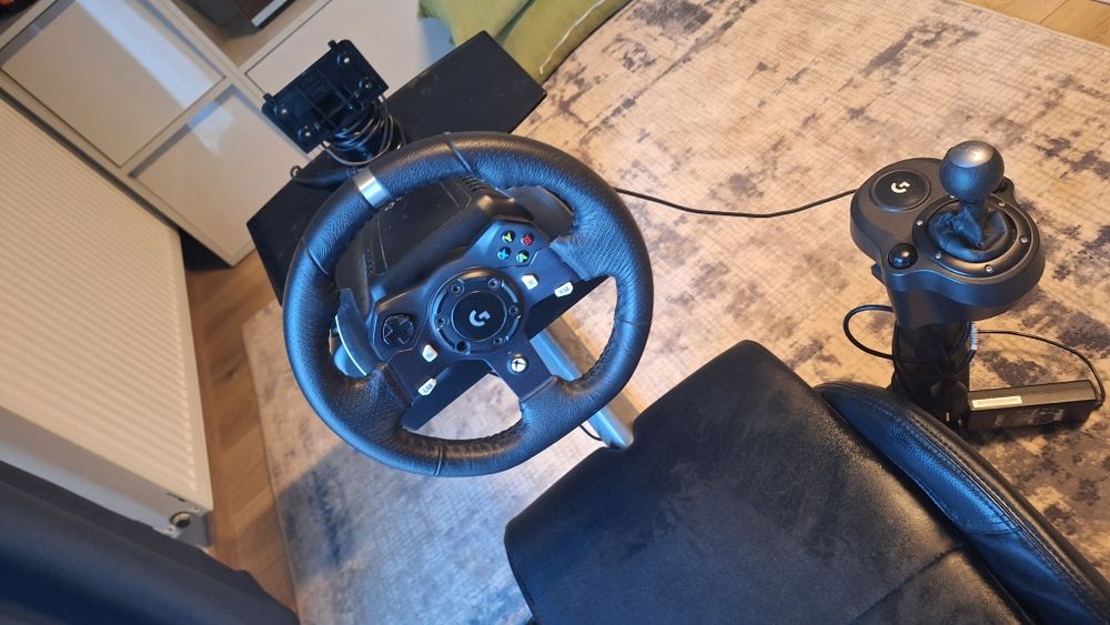 VAND URGENT !Volan Logitech g920 cu schimbator și  cu scaun Playseat d