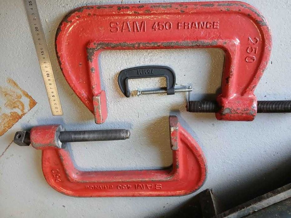 Cleme tip C, menghine cu șurub, presa șurub