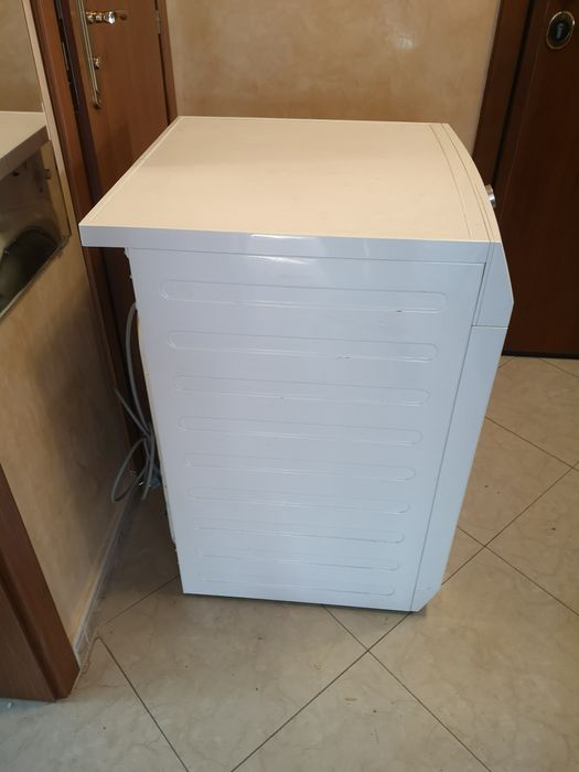 Продавам пералня със сушилня AEG