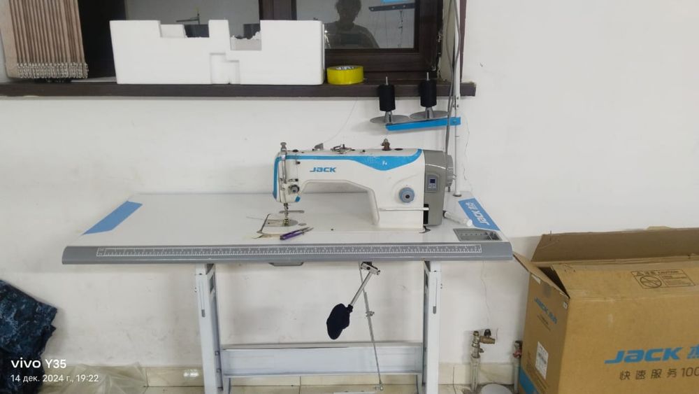 Jak F4 швейная машнина