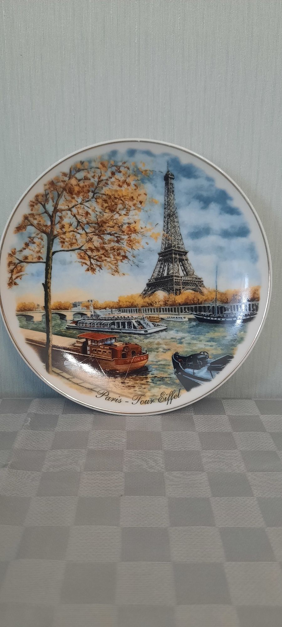 Тарелки сувенирные с изображением городов мира.