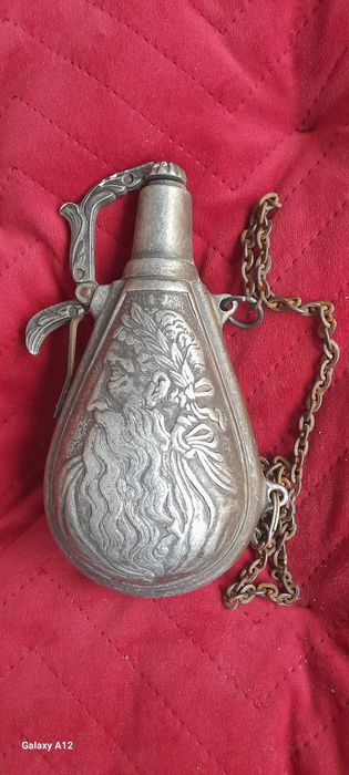 Recipient vechi pentru praf de pușcă