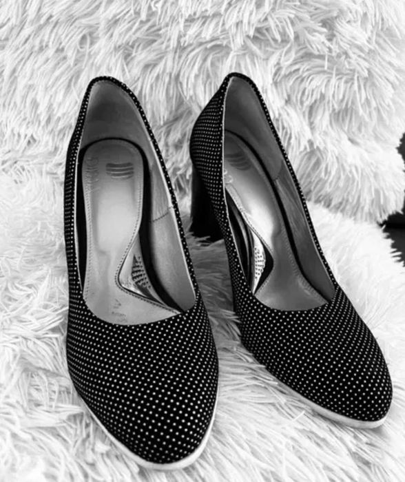 Елегантни обувки черни на бели точки