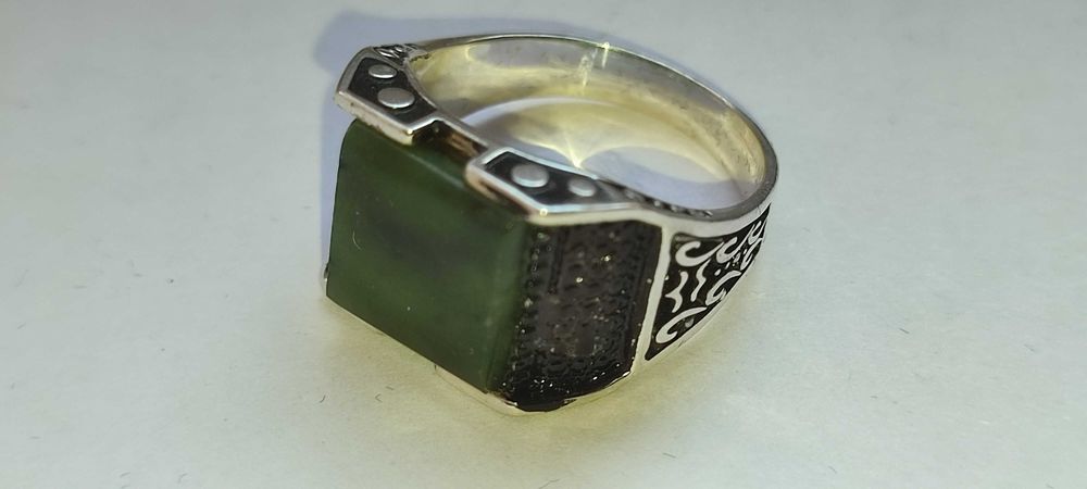 Солидное серебряное кольцо с камнем НЕФРИТ, разм.20
