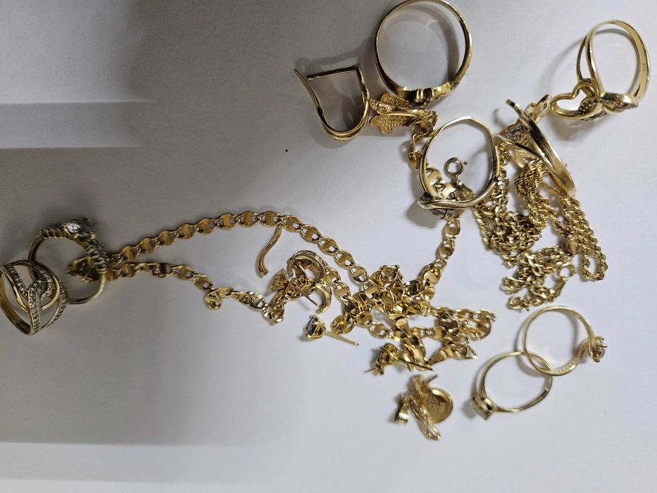 Aur 14K, fragmente, 40 grame, 300lei Gramul.
