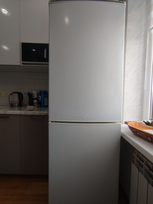 Холодильник с морозильной камерой