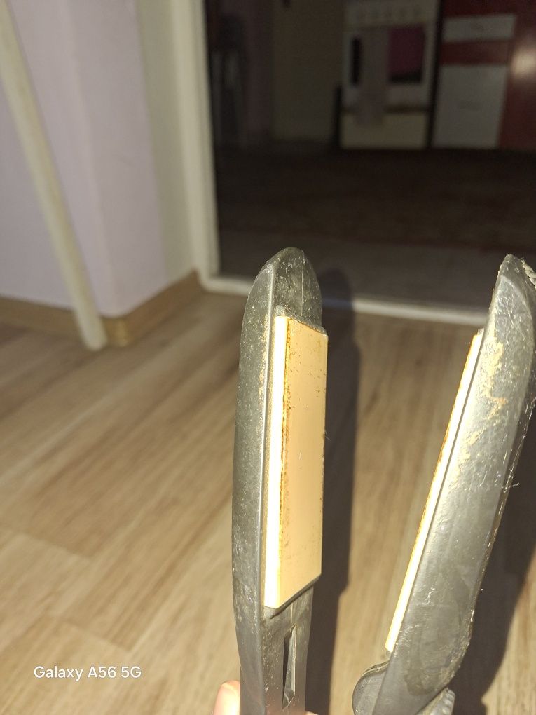 Întinzător de par cu placa din ceramica funcțional si are mici uzuri