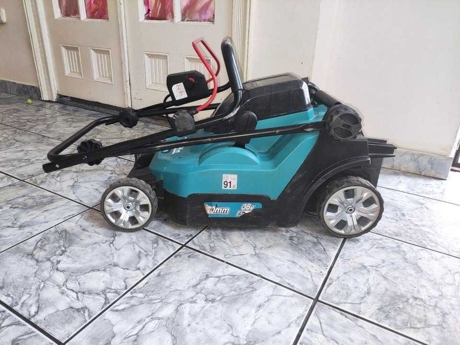 Makita mașina de tuns iarba model DLM382 pe acumulatori.