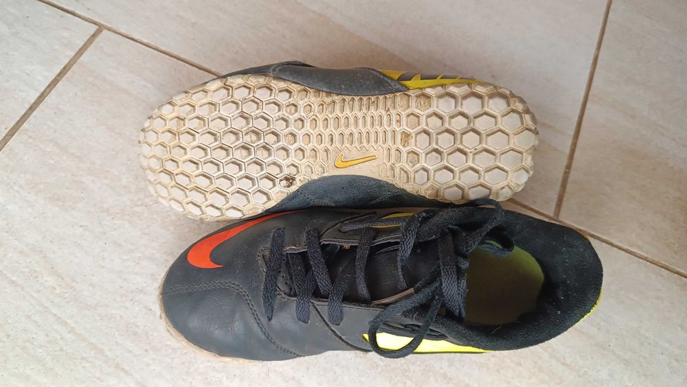 футболни обувки гъсенички бутонки Nike