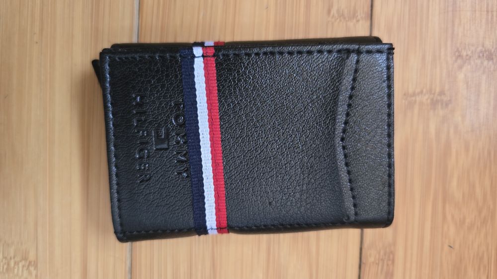 Portofel Tommy Hilfiger cu suport modern carduri