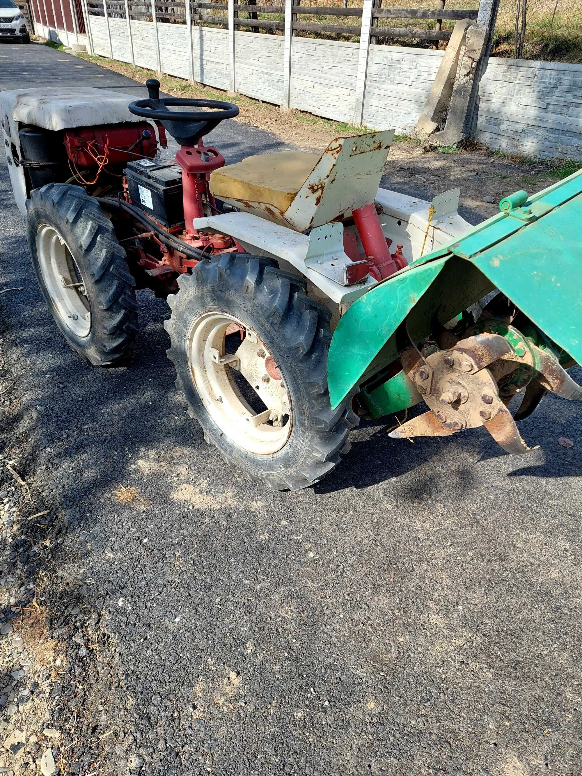 Tractoras articulat