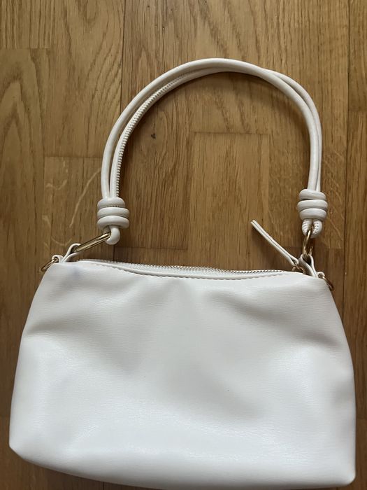 Бяла малка чанта