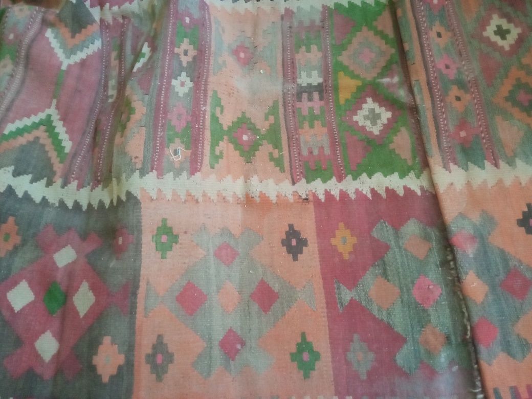 Продаеться.    Старинный.    Ковер..