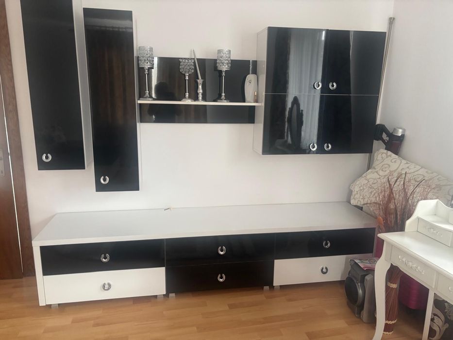 Vand mobila living si canapea