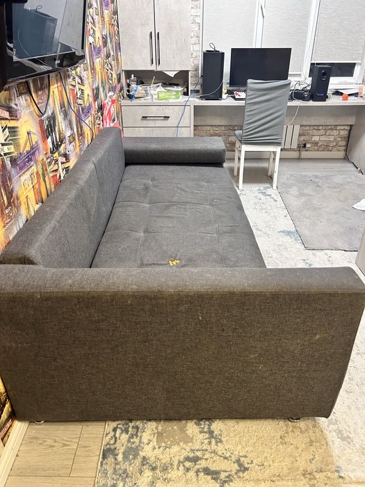 Диван старый сильно поношеный отдам даром