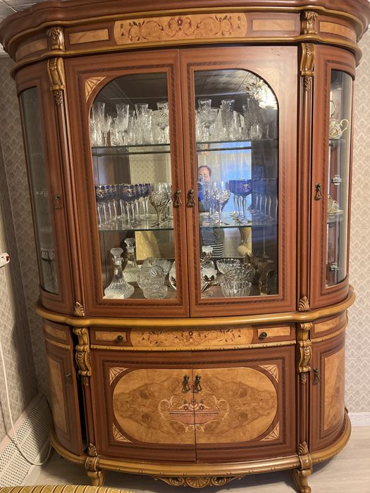 Продам мягкую мебель и сервант.