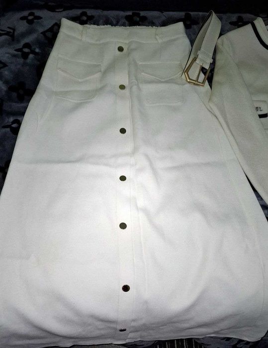 Ayollar kiyimi sotiladi