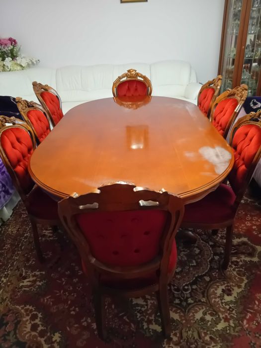 Masă scluptată cu 8 scaune .