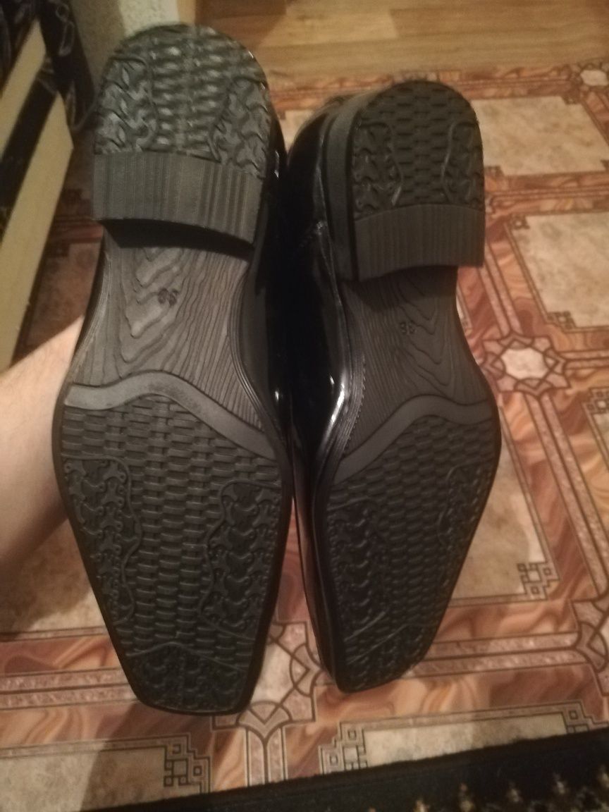 Продаются мужские туфли черные, размер 38 и 43