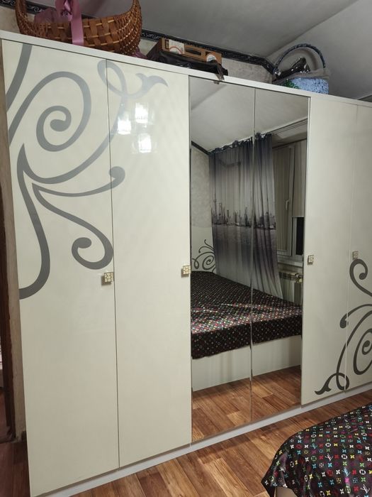 Продается спальный гарнитур,белого цвета,кровать 200/160,