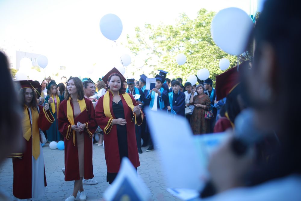 Атласное платье