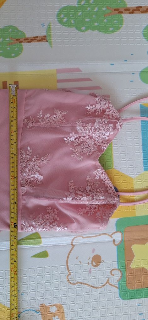 Rochie cu dantelă lungă cu crăpătură pe picior
