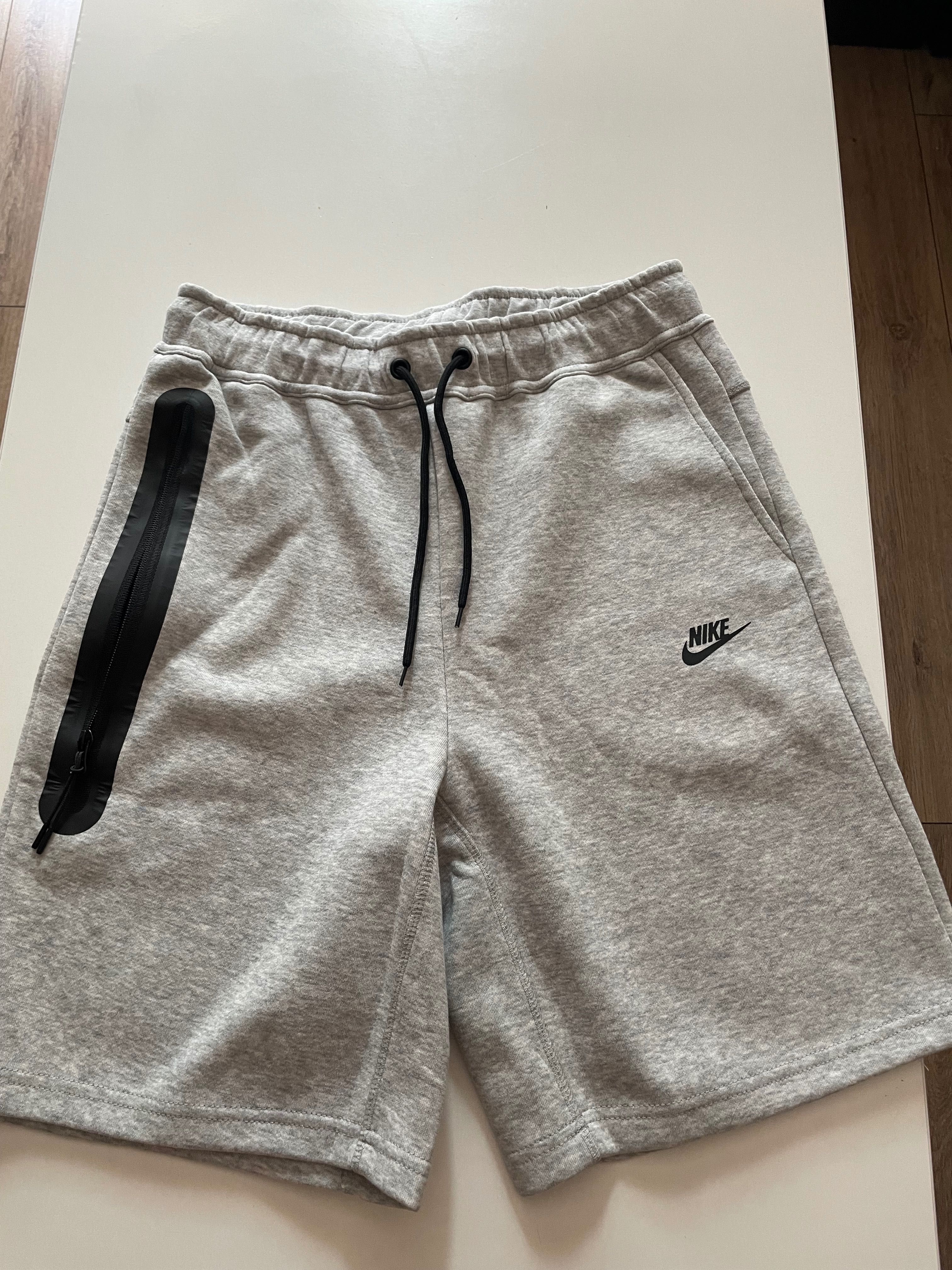 Продавам сиви панталони nike tech, размер M.