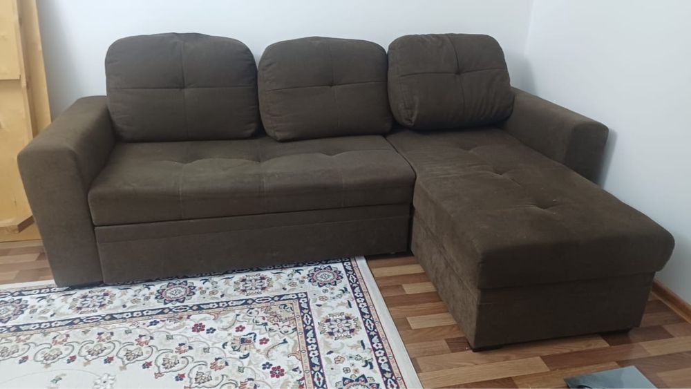 Продам диван коричнего цвета
