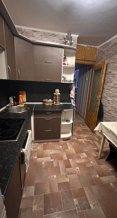 Водник продатся 3 х комнаты. 4 этажи сентр сувсрзи