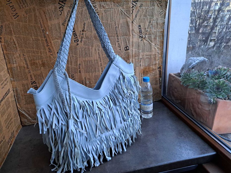 дамска чанта,като Нова.светло синя чанта с ресни,торба-естествена кожа