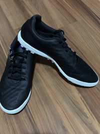 Vând papuci de sintetic Kipsta mărimea 39, cm 24.5 culoare Black