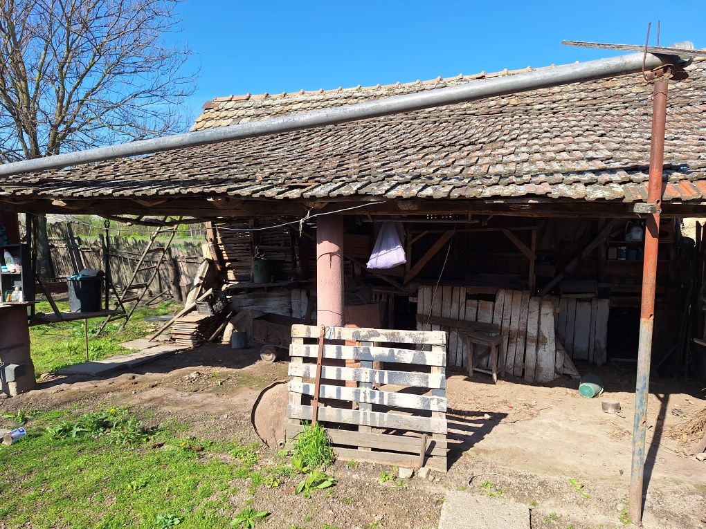 Casa de locuit si teren de vanzare
