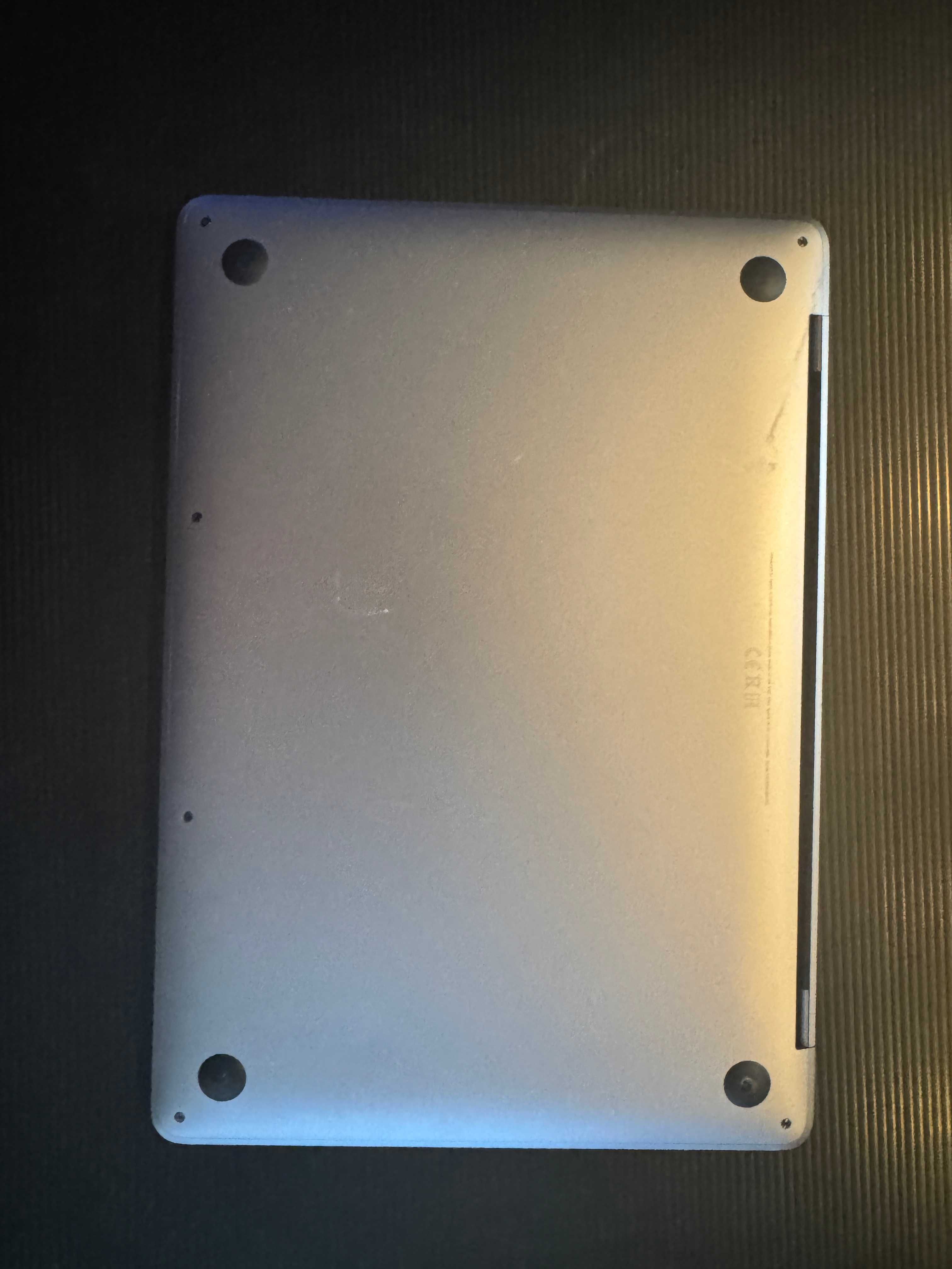 MacBook Pro Silver, 13.3", 256GB SDD, 8GB RAM, WiFi